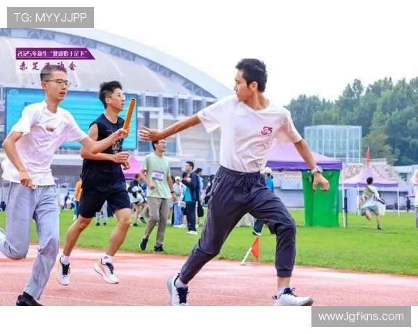 奔跑与呐喊交织的赛场瞬间回忆