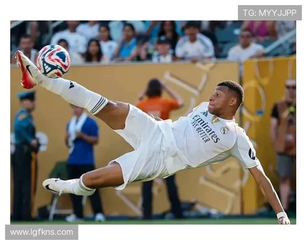 一名球迷穿姆巴佩皇马球衣看巴萨比赛，被驱逐出场